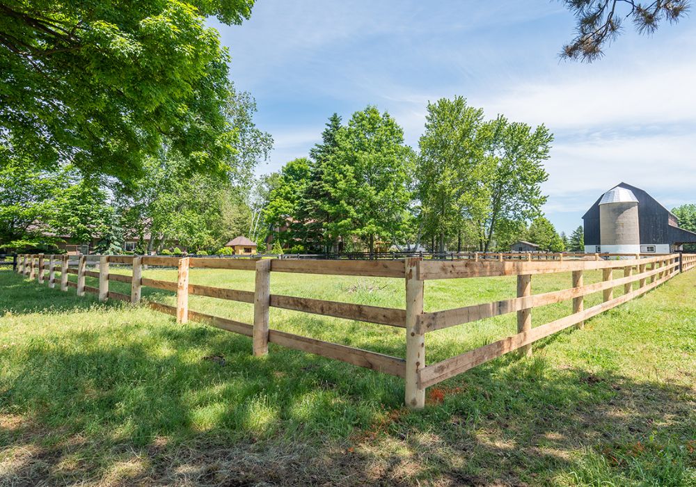 12 Rustic Farm Fence Design Ideas