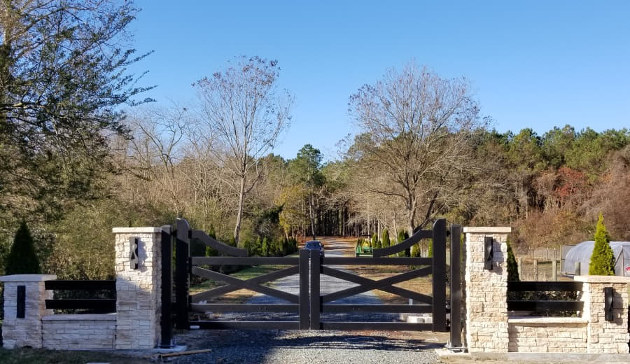 12 Inspiring Farmhouse Gate Entrance Ideas